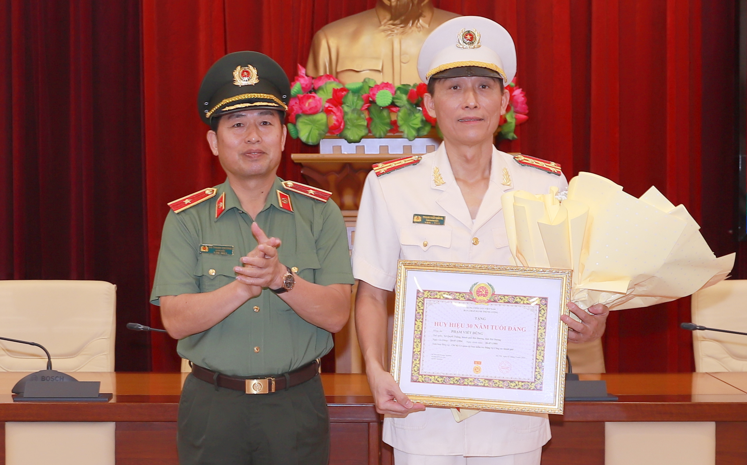 Trao tặng Huy hiệu 30 năm tuổi Đảng tới Đại tá Phạm Viết Dũng, Phó Bí thư Đảng ủy, Phó Giám đốc CATP